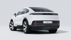 Buitenaanzicht van de Cayenne Coupé Electric aan de achterkant en linkerkant van de auto