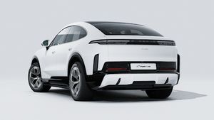 Vue extérieure de Cayenne Turbo Coupé Electric montrant l'arrière et le côté gauche de la voiture