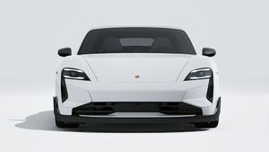 Buitenaanzicht van de Taycan Turbo GT aan de voorkant van de auto