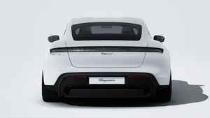 Buitenaanzicht van de Taycan Black Edition aan de achterkant van de auto