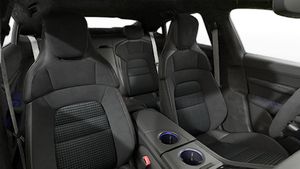 Vue intérieure montrant les sièges avant de Taycan 4 Black Edition