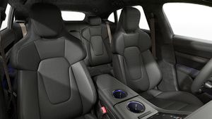 Binnenaanzicht van de voorstoelen van de Taycan Turbo S Cross Turismo