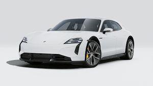 Buitenaanzicht van de voorkant van de Taycan Turbo S Cross Turismo en linkerkant van de auto