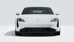 Buitenaanzicht van de Taycan Turbo S Cross Turismo aan de voorkant van de auto