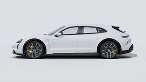Buitenaanzicht van de Taycan Turbo S Cross Turismo aan de linkerkant van de auto