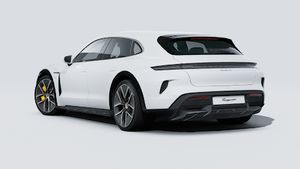 Buitenaanzicht van de Taycan Turbo S Cross Turismo aan de achterkant en linkerkant van de auto