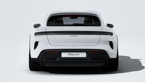 Buitenaanzicht van de Taycan Turbo S Cross Turismo aan de achterkant van de auto