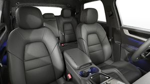 Изглед отвътре, показващ предните седалки на Cayenne E-Hybrid