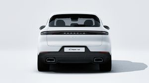 Външен изглед на Cayenne E-Hybrid , показващ задната част на автомобила