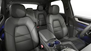 Изглед отвътре, показващ предните седалки на Cayenne S E-Hybrid