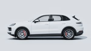 Външен изглед на Cayenne S E-Hybrid , показващ лявата страна на автомобила