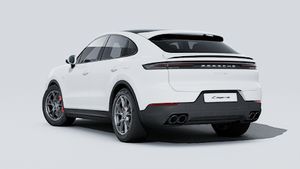 Външен изглед на Cayenne S E-Hybrid Coupé , показващ задната и лявата страна на автомобила
