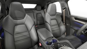 Изглед отвътре, показващ предните седалки на Cayenne Turbo E-Hybrid Coupé
