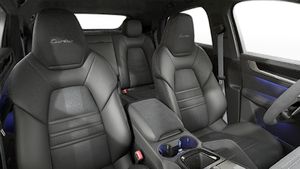Изглед отвътре, показващ предните седалки на Cayenne Turbo E-Hybrid Coupé with GT Package