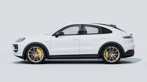 Външен изглед на Cayenne Turbo E-Hybrid Coupé with GT Package , показващ лявата страна на автомобила