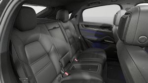 Вътрешен изглед на Cayenne Coupé Black Edition