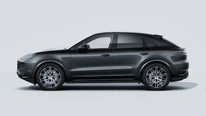 Външен изглед на Cayenne E-Hybrid Coupé Black Edition , показващ лявата страна на автомобила