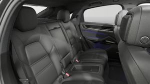 Вътрешен изглед на Cayenne S E-Hybrid Coupé Black Edition