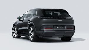 Външен изглед на Cayenne Electric , показващ задната и лявата страна на автомобила
