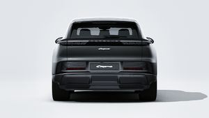 Външен изглед на Cayenne Electric , показващ задната част на автомобила