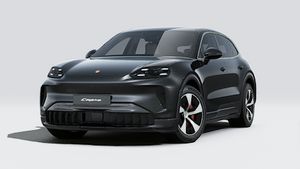 Външен изглед на Cayenne S Electric , показващ предната и лявата страна на автомобила