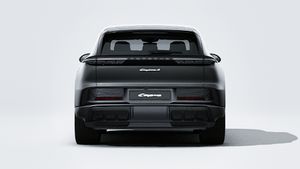 Външен изглед на Cayenne S Electric , показващ задната част на автомобила