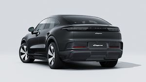 Външен изглед на Cayenne Coupé Electric , показващ задната и лявата страна на автомобила