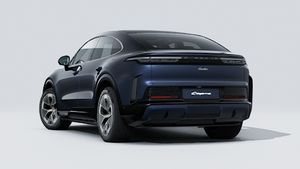 Външен изглед на Cayenne Turbo Coupé Electric , показващ задната и лявата страна на автомобила