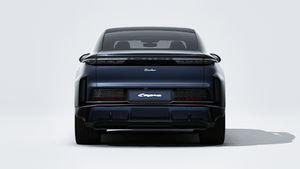 Външен изглед на Cayenne Turbo Coupé Electric , показващ задната част на автомобила