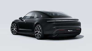 Външен изглед на Taycan 4 Black Edition , показващ задната и лявата страна на автомобила