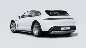 Външен изглед на Taycan 4 Cross Turismo , показващ задната и лявата страна на автомобила