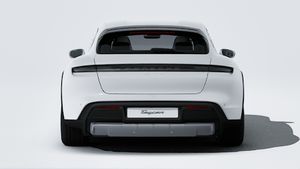 Външен изглед на Taycan 4 Cross Turismo , показващ задната част на автомобила