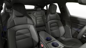 Изглед отвътре, показващ предните седалки на Taycan 4S Sport Turismo Black Edition