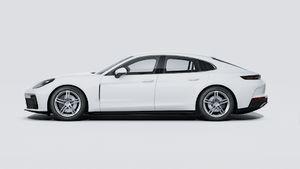 Външен изглед на Panamera 4 , показващ лявата страна на автомобила