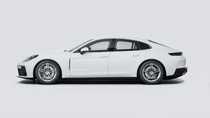 Външен изглед на Panamera 4 E-Hybrid , показващ лявата страна на автомобила
