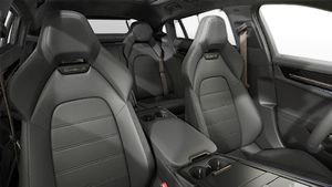 Изглед отвътре, показващ предните седалки на Panamera Turbo S E-Hybrid Executive