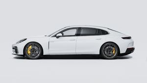 Външен изглед на Panamera Turbo S E-Hybrid Executive , показващ лявата страна на автомобила