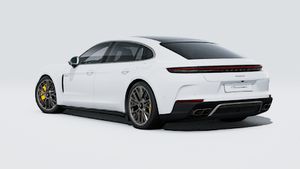Външен изглед на Panamera Turbo S E-Hybrid Executive , показващ задната и лявата страна на автомобила