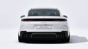 Външен изглед на Panamera Turbo S E-Hybrid Executive , показващ задната част на автомобила