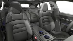 Interior view showing the front seats of Taycan 4 Cross Turismo