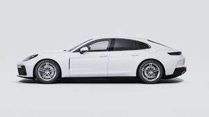 Exterior view of Panamera 4 E-Hybrid showing the left side of the car