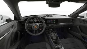 Vista interior mostrando o volante e o painel de instrumentos de 911 Carrera GTS