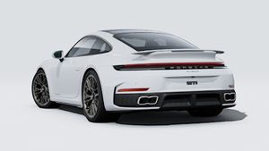 Vista exterior do 911 Turbo S mostrando a parte de trás e o lado esquerdo do automóvel