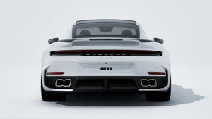 Vista exterior do 911 Turbo S mostrando a traseira do automóvel