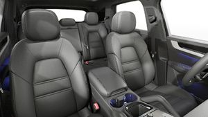 Vista interior mostrando os bancos dianteiros do Cayenne E-Hybrid (2026)