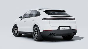 Vista exterior do Cayenne S Coupé (2026) mostrando a parte de trás e o lado esquerdo do automóvel