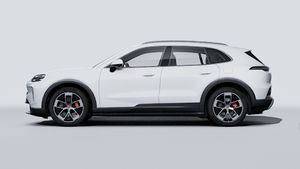 Vista exterior do sítio Cayenne S Electric mostrando o lado esquerdo do automóvel