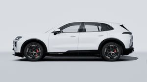 Vista exterior do sítio Cayenne Turbo Electric mostrando o lado esquerdo do automóvel