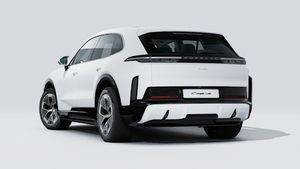 Vista exterior do Cayenne Turbo Electric mostrando a parte de trás e o lado esquerdo do automóvel