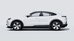 Vista exterior do sítio Cayenne Coupé Electric mostrando o lado esquerdo do automóvel